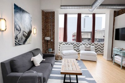 Downtown Music City Loft living! ~Steps to the Ryman and Broadway