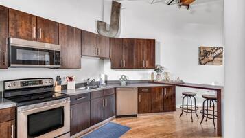 Coffee/tea maker, fridge, microwave, oven
