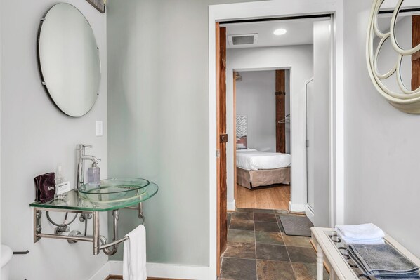 2 chambres, fer et planche à repasser, accès à Internet, literie fournie