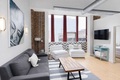 Downtown Music City Loft living! ~Steps to the Ryman and Broadway.