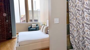2 bedrooms, iron/ironing board, internet, bed sheets