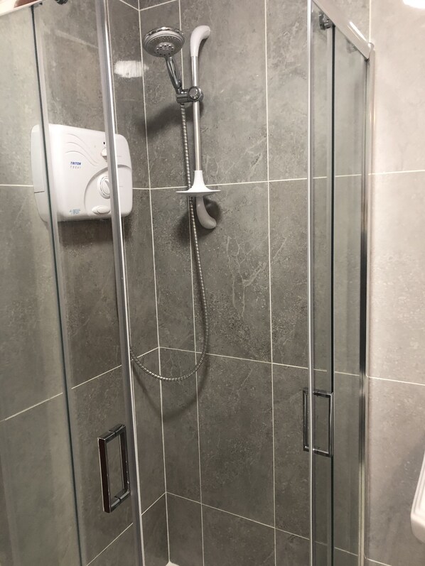 Hair dryer, towels, soap, toilet paper - Attractive Townhouse in Dublin's Prime Location (Dublin)