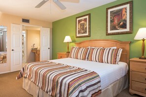 2 bedrooms, in-room safe, iron/ironing board, free WiFi - Deluxe + Spacious Retreat in a Central Location (Naples)