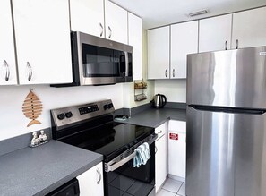 Geladeira, micro-ondas, fogão, cooktop