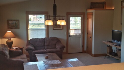 Award Winning Cow Creek Suite: Edge-Of-Town Quiet & Convenience With Great Views