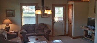 Award Winning Cow Creek Suite: Edge-Of-Town Quiet & Convenience With Great Views