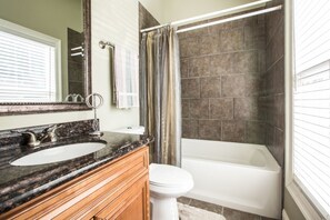 Combined shower/bathtub, hair dryer, towels, shampoo - Rest, Relax, Recharge in Fully Equipped 1BR Space (New Orleans)
