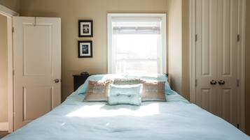 1 habitación, tabla de planchar con plancha y cuna de viaje