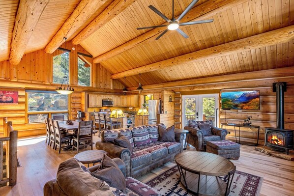 Een smart-tv, een open haard, een dvd-speler en boeken