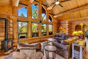 Een smart-tv, een open haard, een dvd-speler en boeken