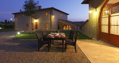 Luxury Villa with Swimmingpool in Chianti/Sleeps 21 - or more in extra suites