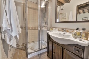 Dusche, Haartrockner, Bidet, Handtücher
