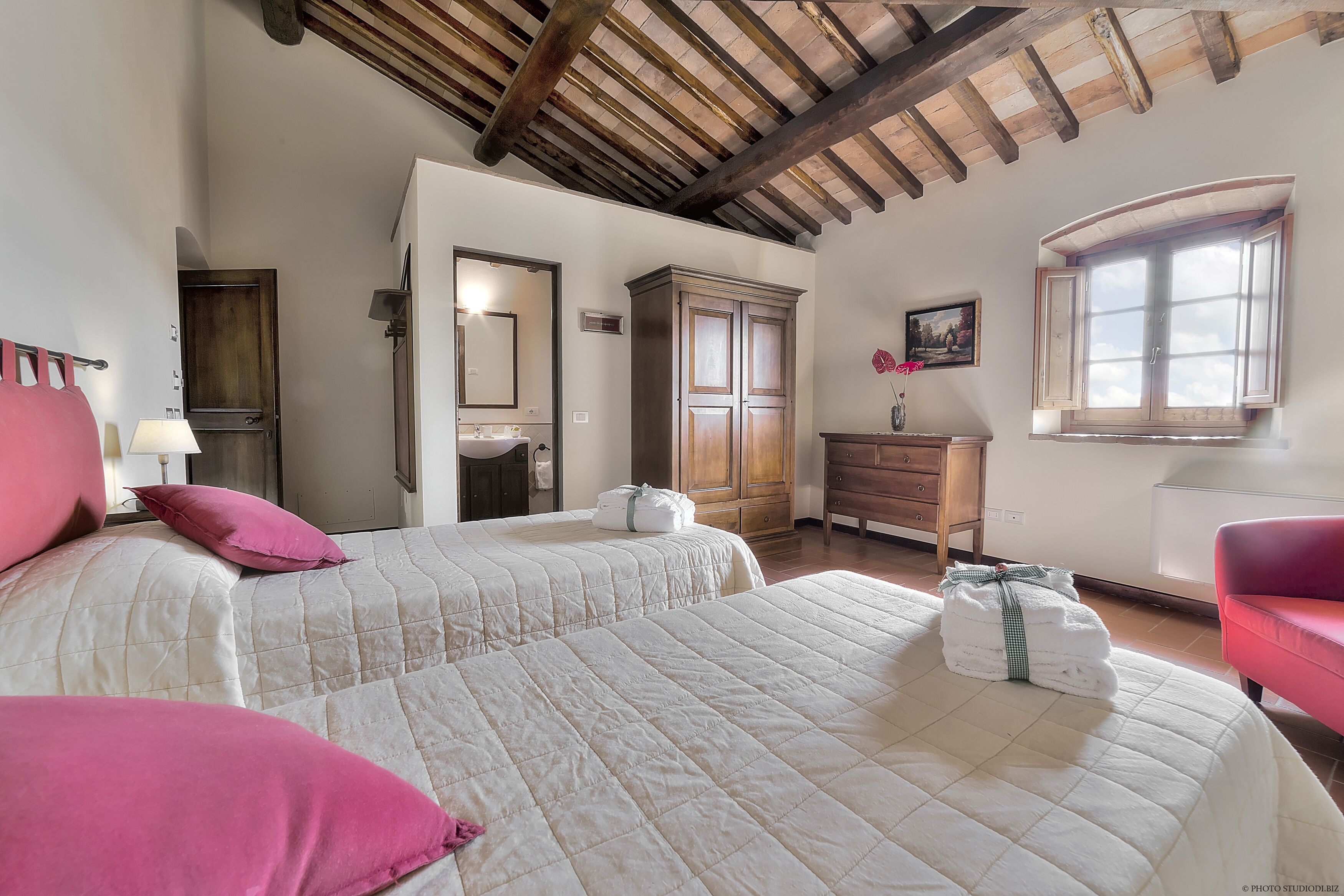 9 bedrooms, in-room safe, desk, iron/ironing board