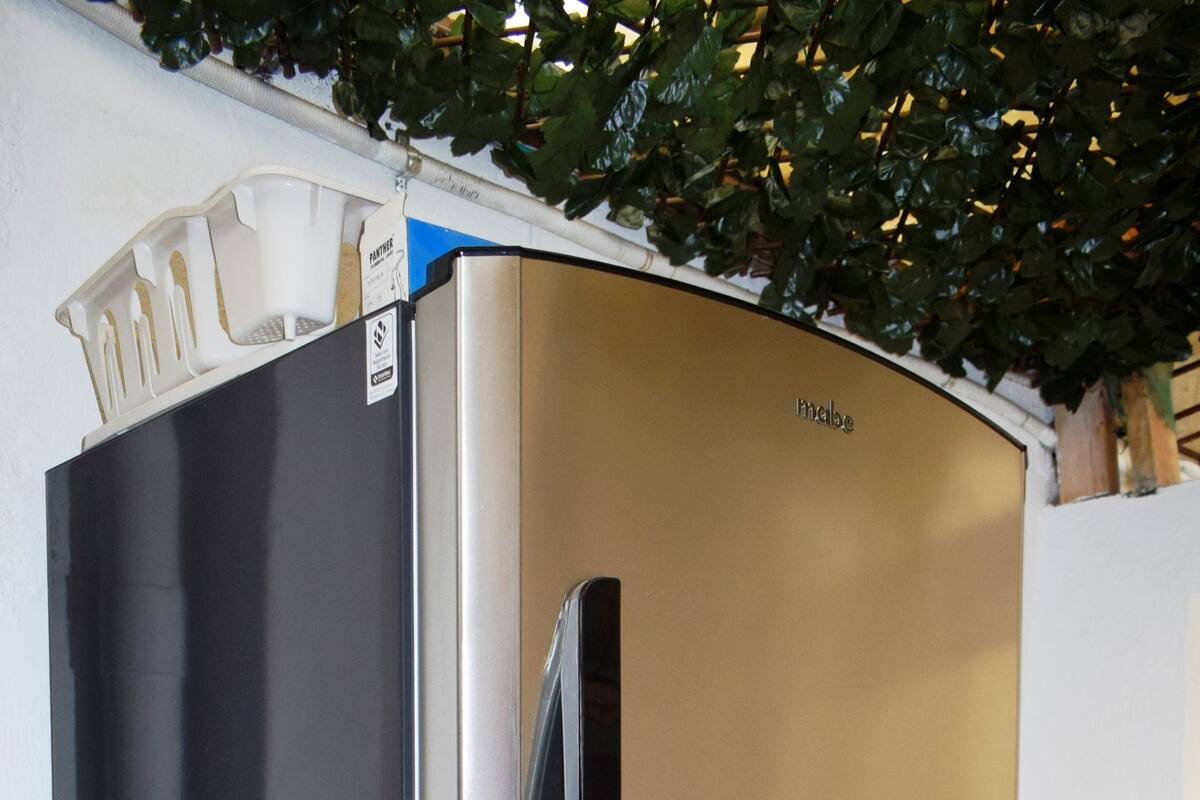 Fridge, microwave