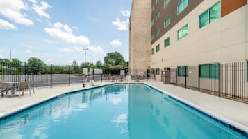 Sæsonbestemt udendørs pool, åben fra kl. 09.00 til kl. 21.00, liggestole