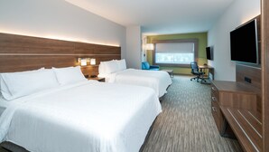 Une chambre d’hôtel avec deux lits, un bureau avec une chaise, une télévision et une grande fenêtre.