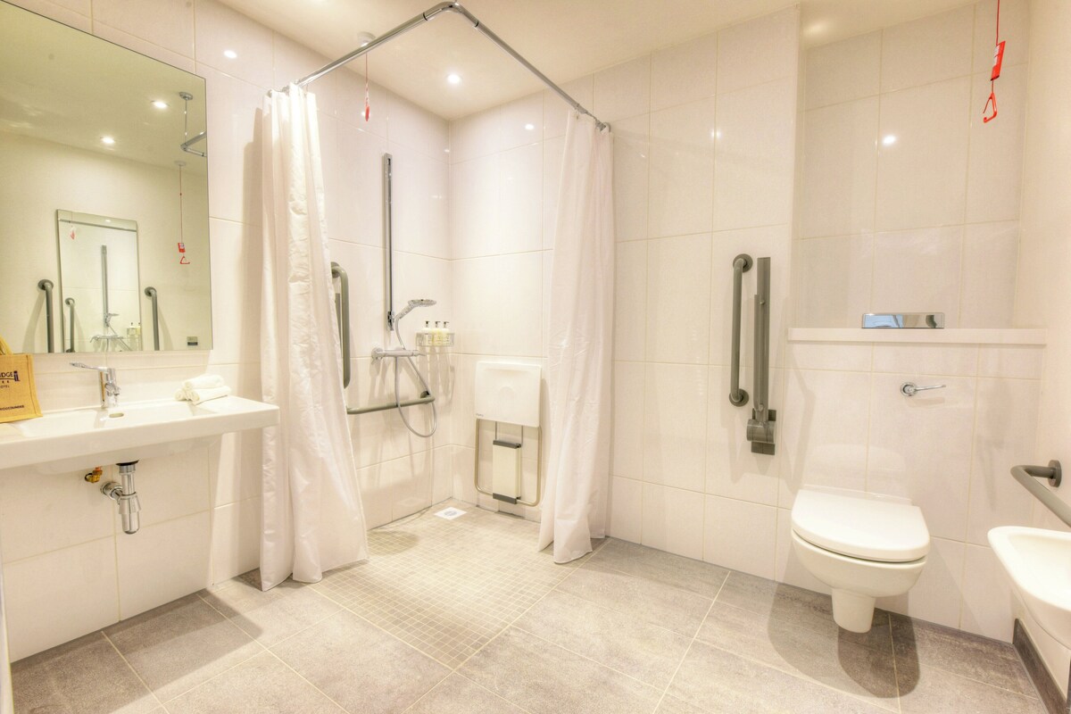 Studio Suite, 1 Queen Bed, Accessible, Kitchen