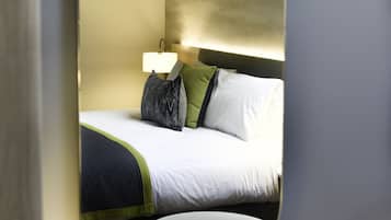 Egyptian cotton sheets, premium bedding, in-room safe, desk