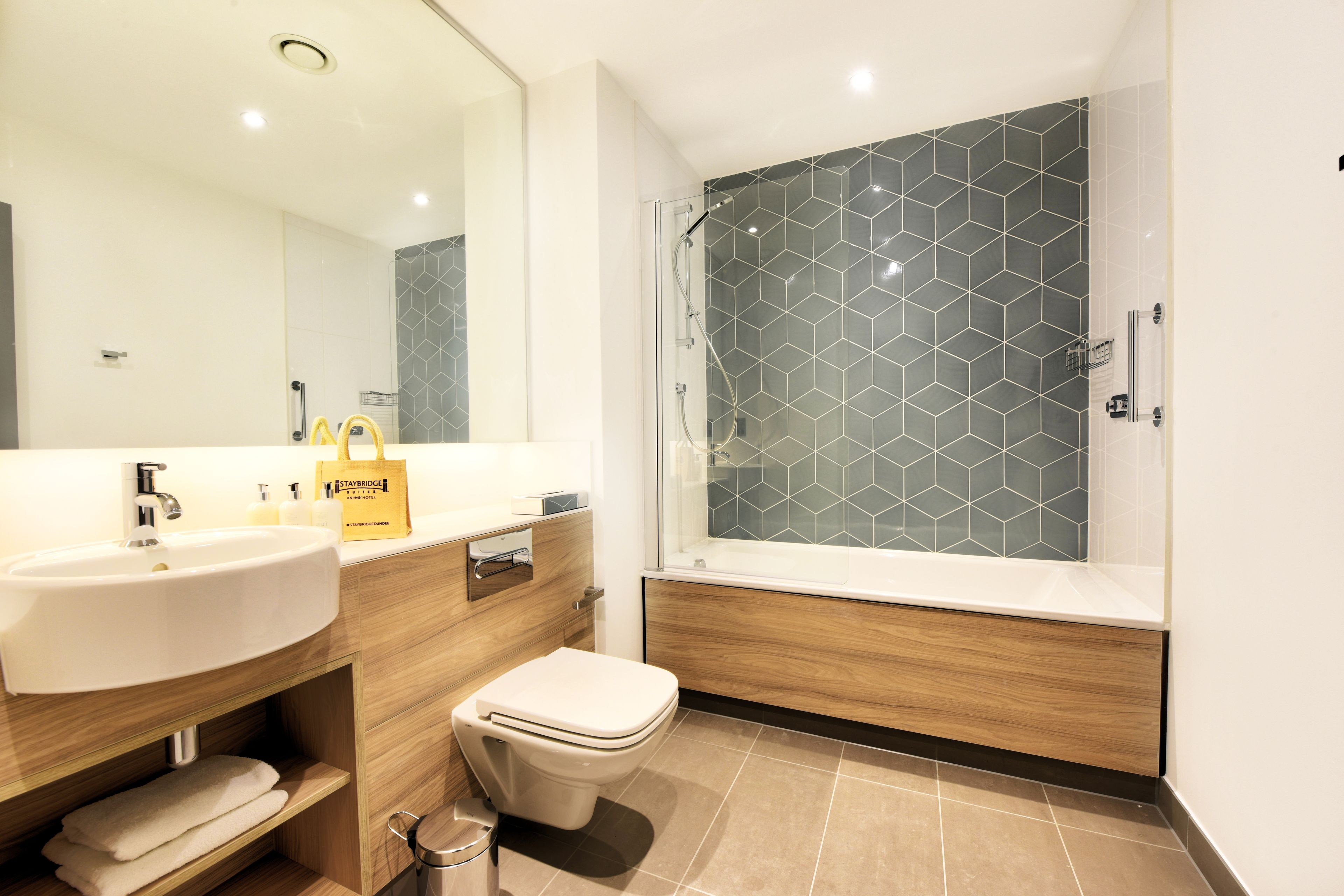 Dusche, kostenlose Toilettenartikel, Haartrockner, Handtücher