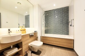Een douche, gratis toiletartikelen, een haardroger, handdoeken