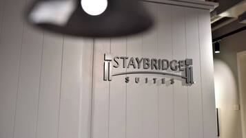 Señalización para Staybridge Suites con diseño moderno y fondo blanco e impecable.