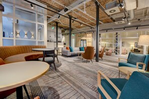 Lobby sitting area - Staybridge Suites Dundee by IHG (Dundee)