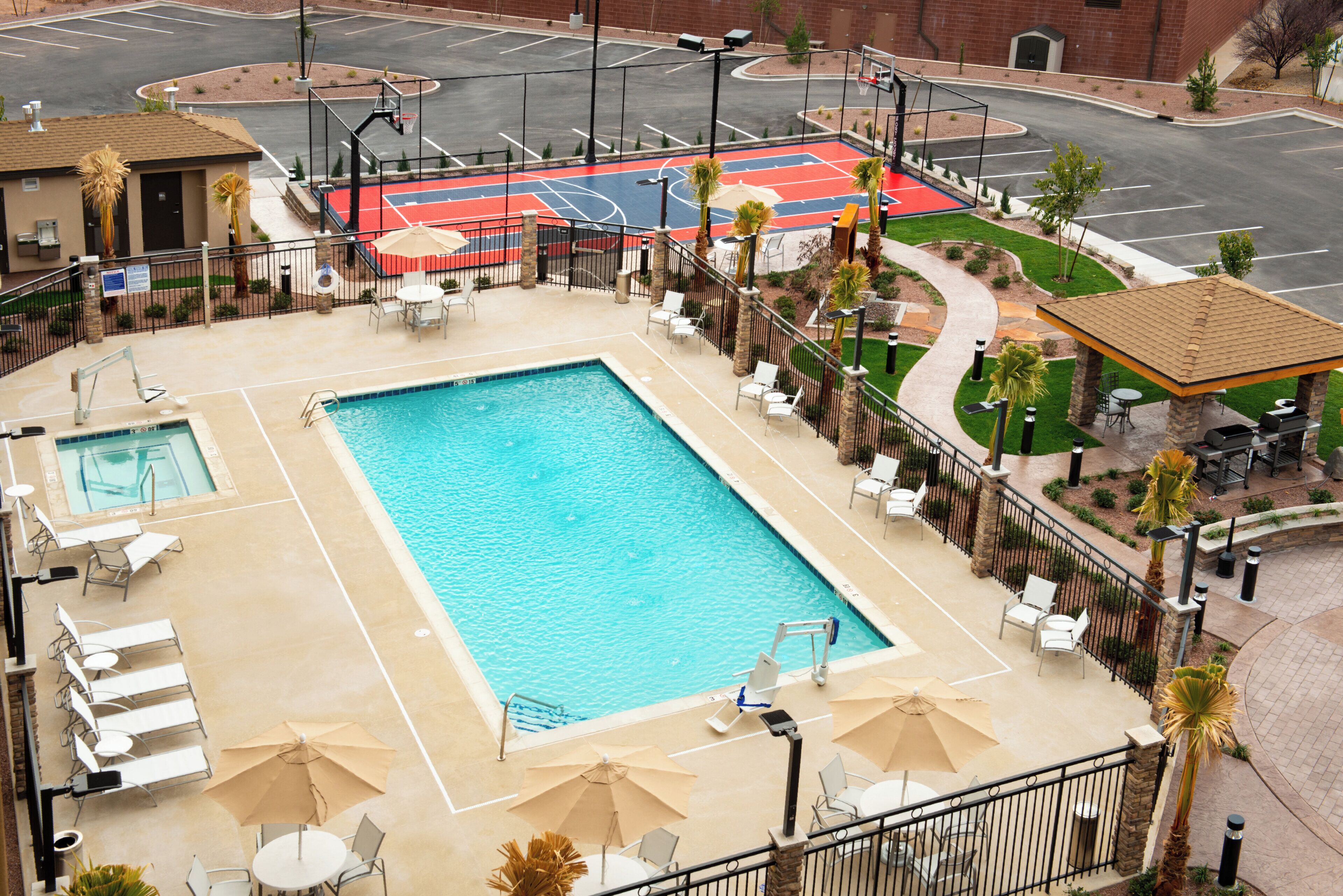 Una piscina al aire libre (de 08:00 a 22:00), sombrillas, tumbonas