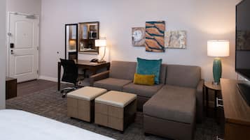 Espacio para trabajar con un portátil y cortinas opacas