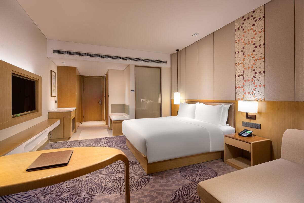 Chăn bông, minibar, két bảo mật tại phòng, bàn 