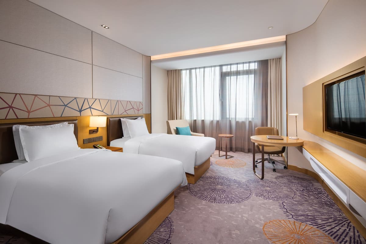 Chăn bông, minibar, két bảo mật tại phòng, bàn 