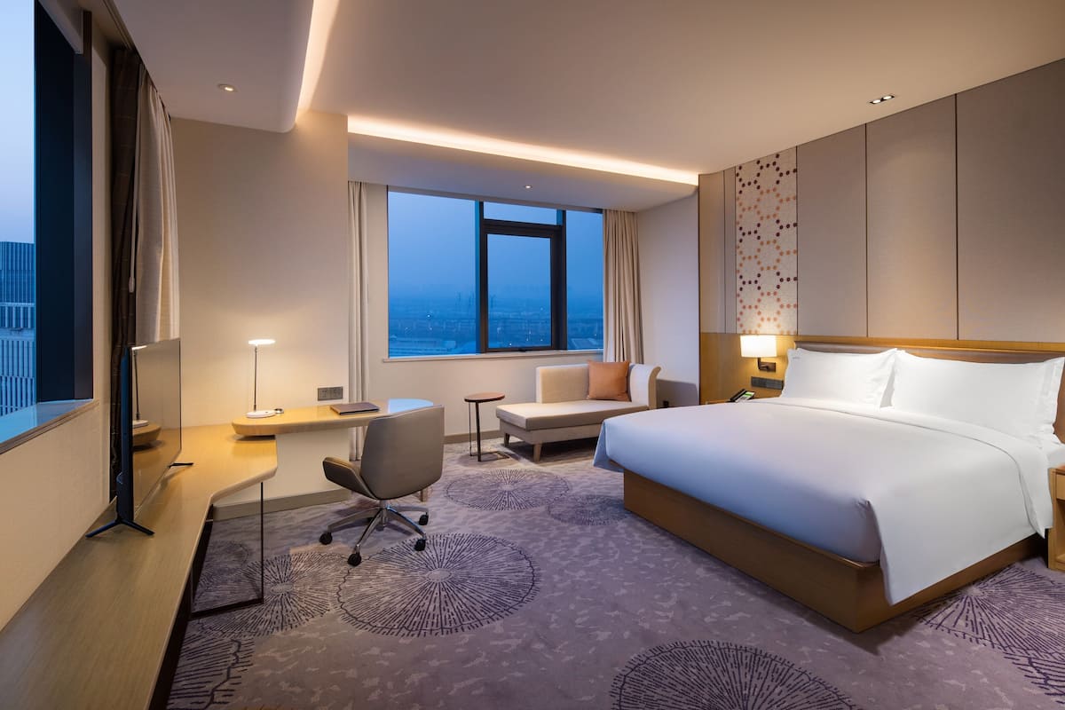 Chăn bông, minibar, két bảo mật tại phòng, bàn 