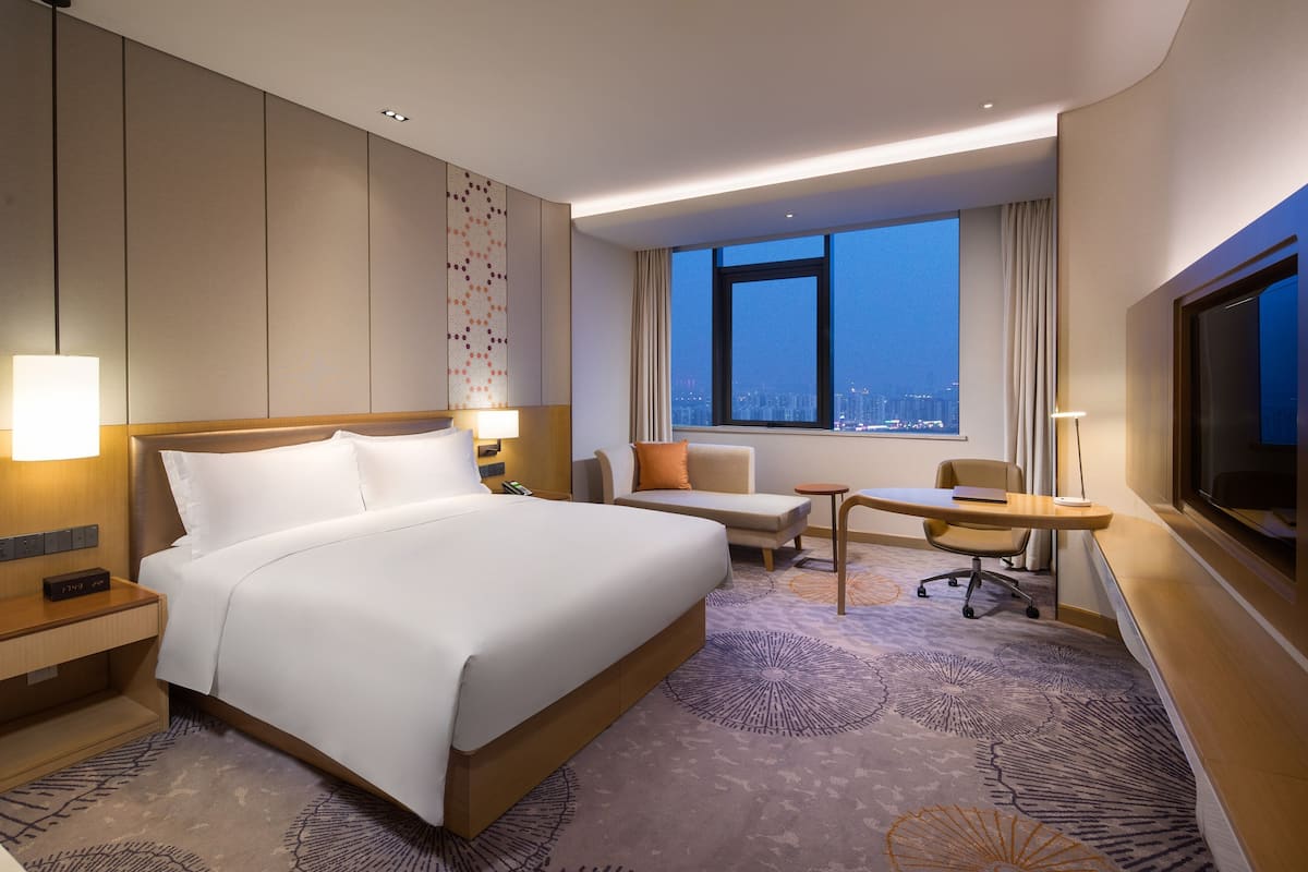 Chăn bông, minibar, két bảo mật tại phòng, bàn 