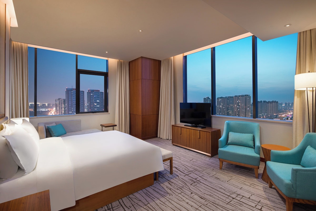 Suite, 1 Bedroom, Club Lounge Access (Lounge Access) | Down comforters, minibar, in-room safe, desk