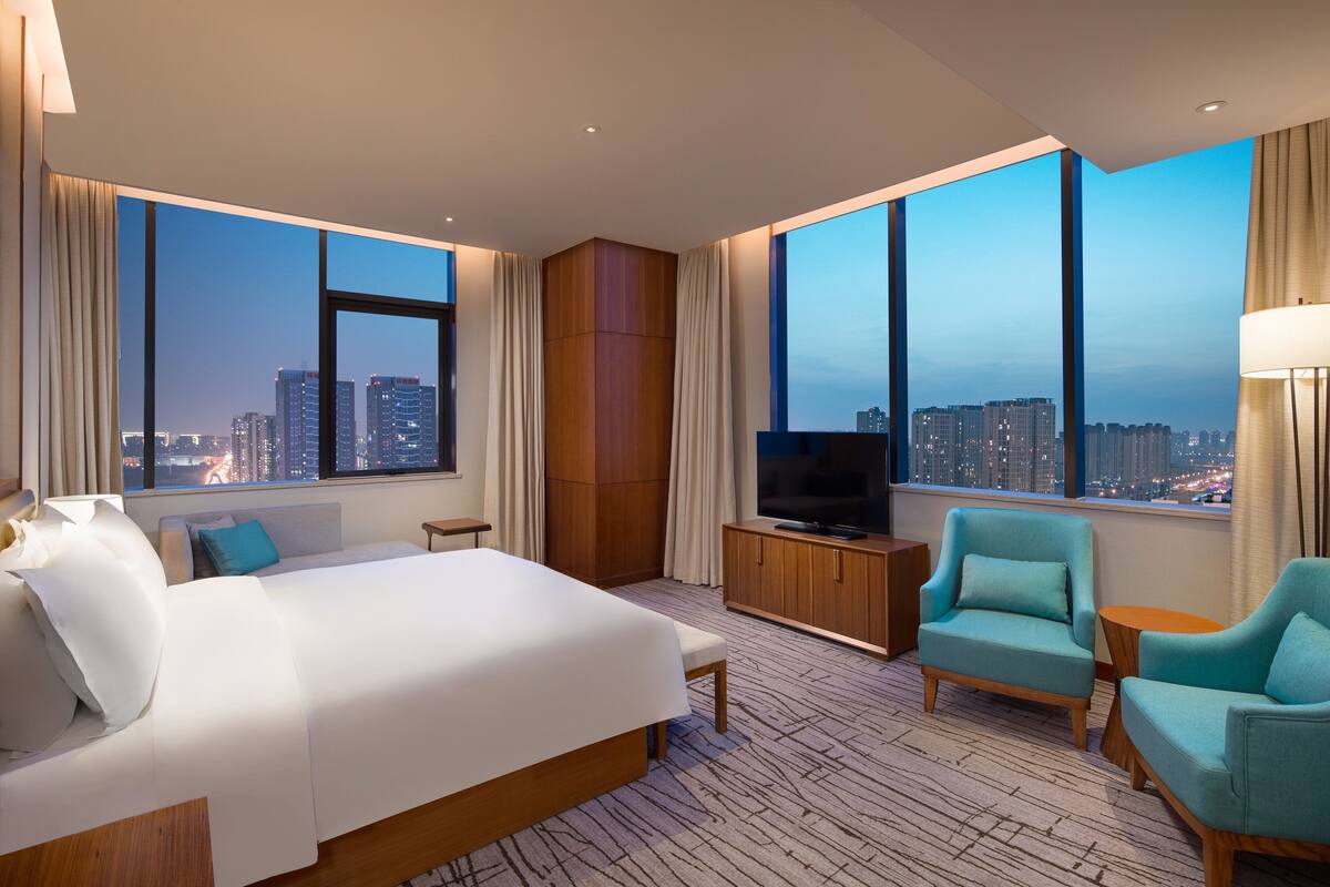 Phòng Suite, 1 phòng ngủ, quyền sử dụng Club Lounge (Lounge Access) | Chăn bông, minibar, két bảo mật tại phòng, bàn 