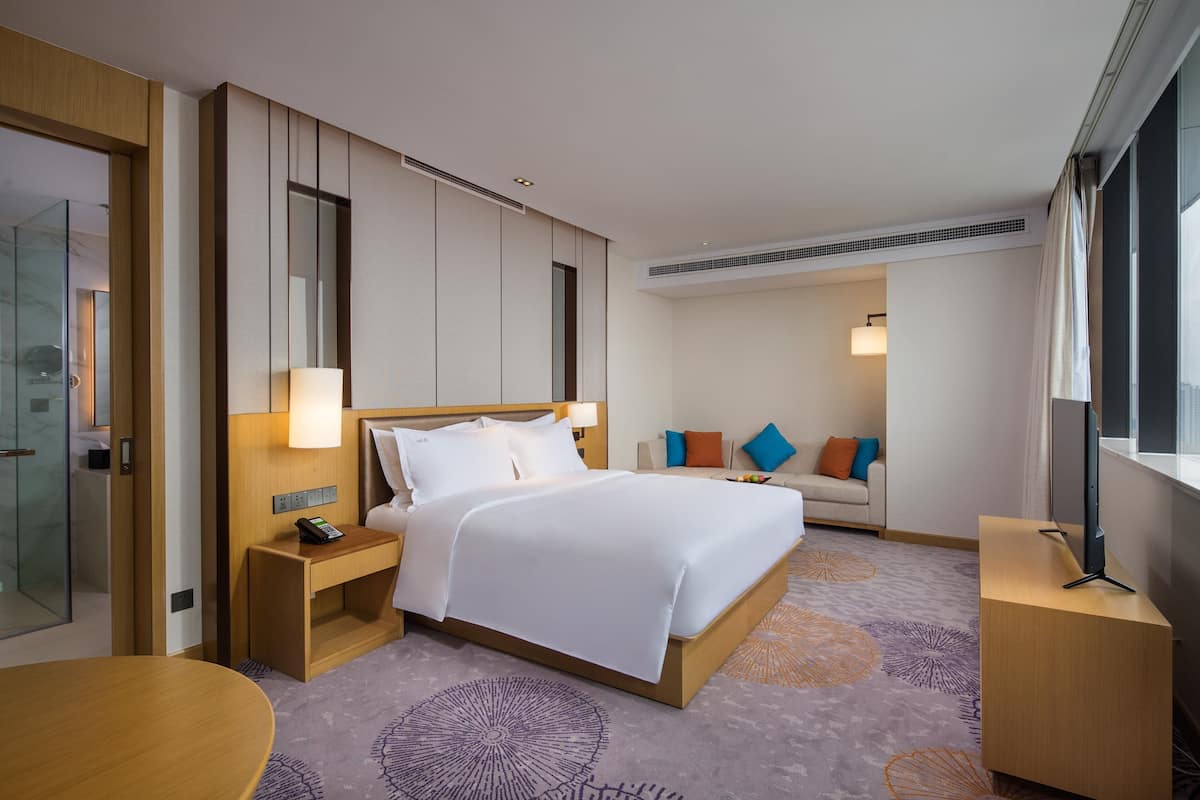 Phòng Premium, quyền sử dụng Club Lounge (Lounge Access) | Chăn bông, minibar, két bảo mật tại phòng, bàn 