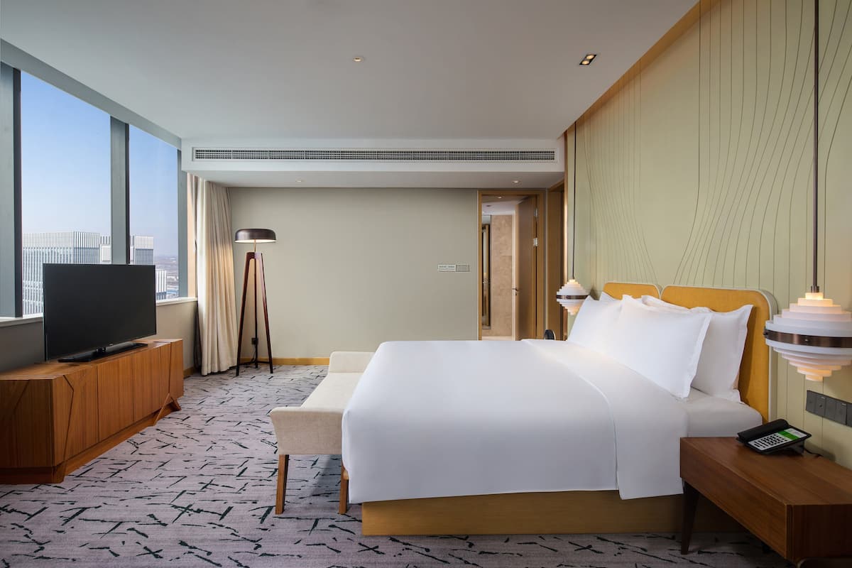 Chăn bông, minibar, két bảo mật tại phòng, bàn 