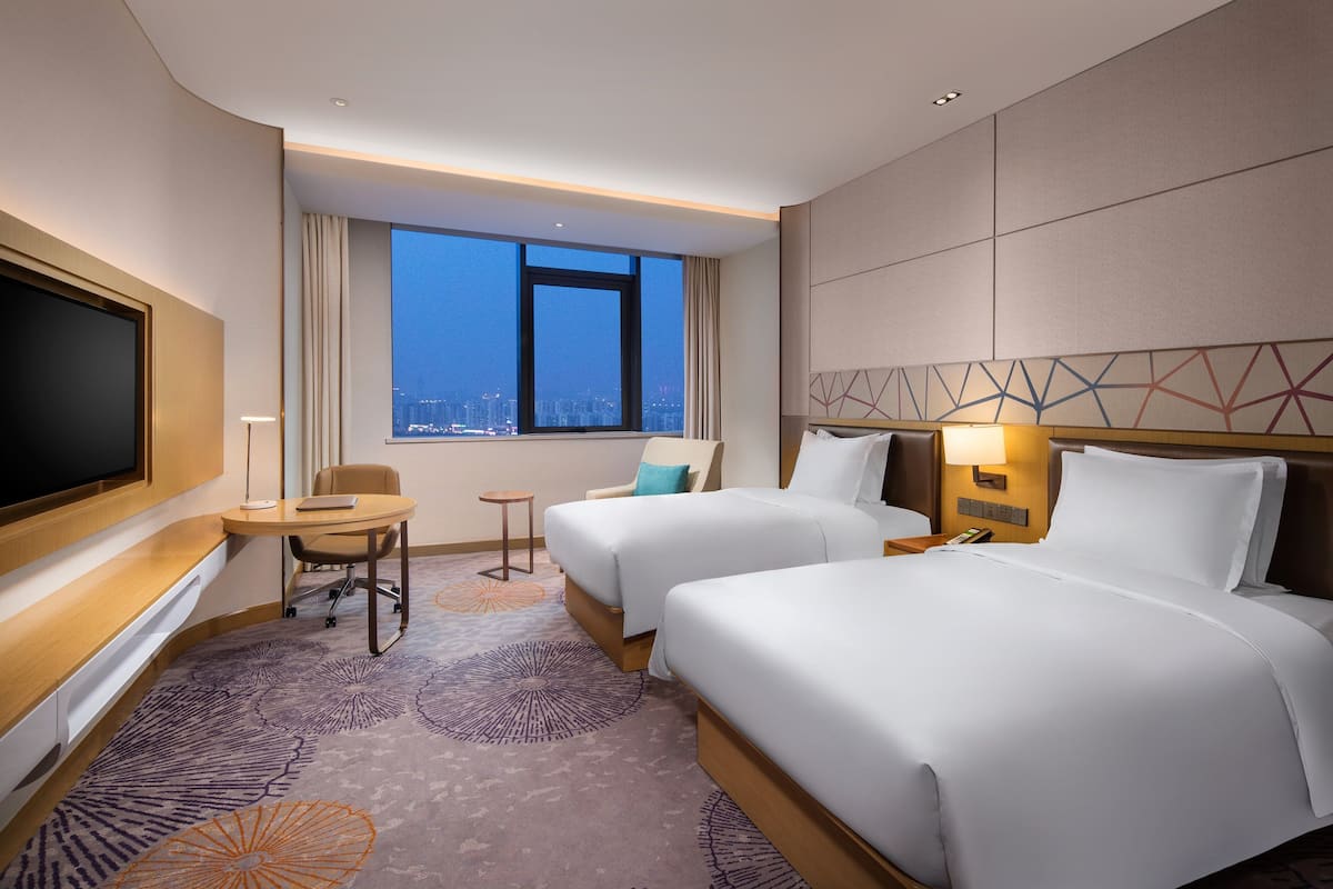 Chăn bông, minibar, két bảo mật tại phòng, bàn 
