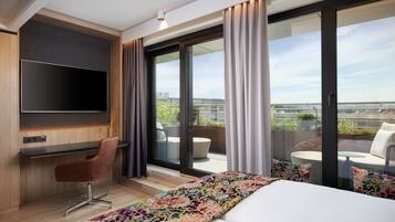 Premium-Zimmer, 1 King-Bett, Balkon | Minibar, Zimmersafe, Schreibtisch, laptopgeeigneter Arbeitsplatz