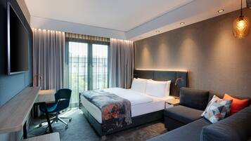 Minibar, caja de seguridad en la habitación y escritorio