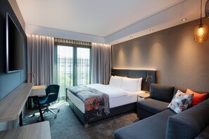 Minibar, Zimmersafe, Schreibtisch, laptopgeeigneter Arbeitsplatz