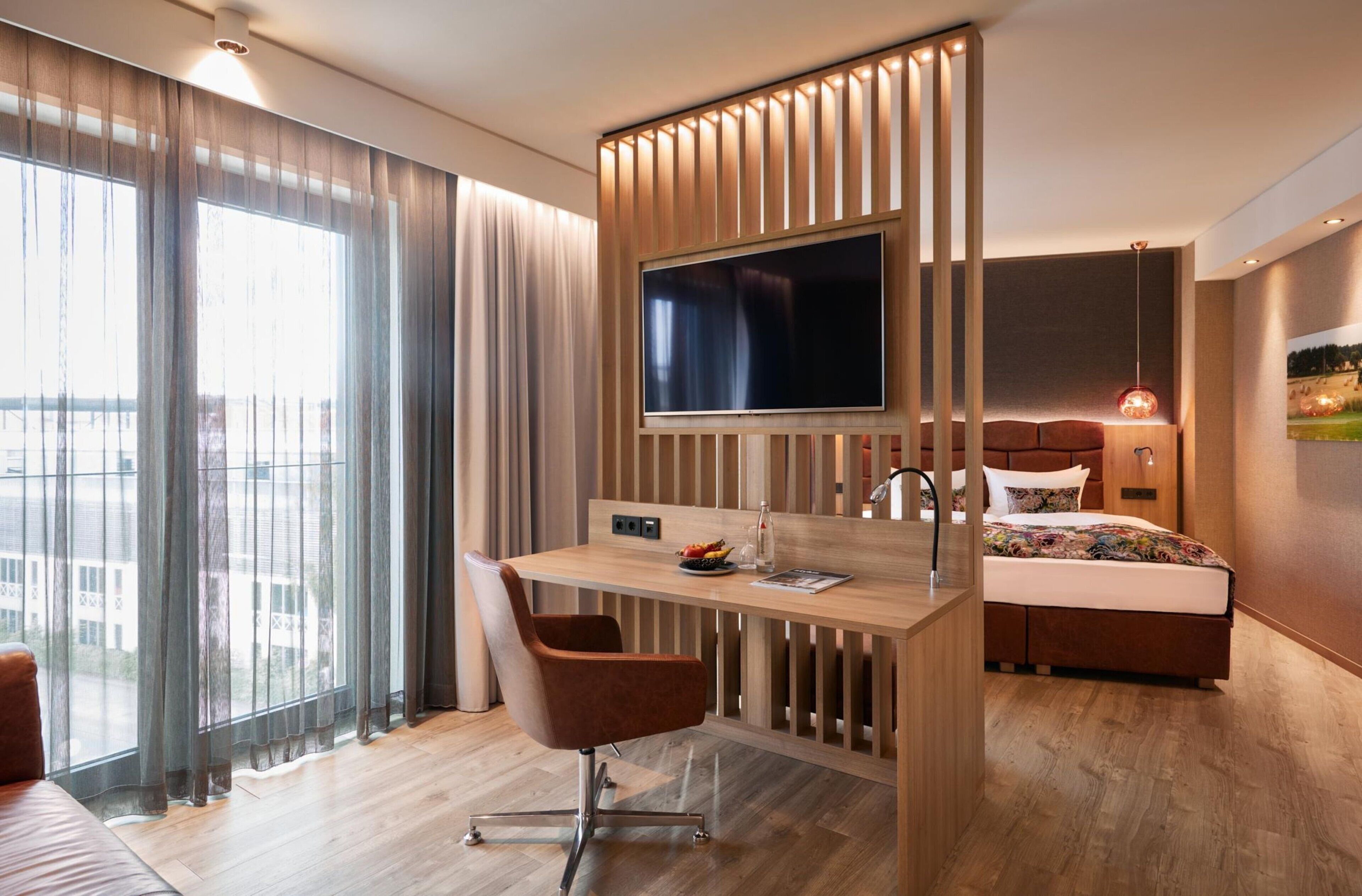 Minibar, caja de seguridad en la habitación y escritorio 