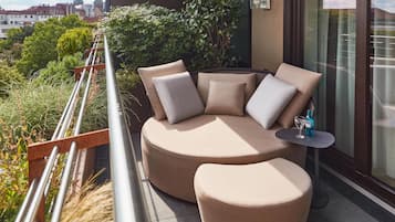 Suite, 1 King-Bett, Balkon | Minibar, Zimmersafe, Schreibtisch, laptopgeeigneter Arbeitsplatz