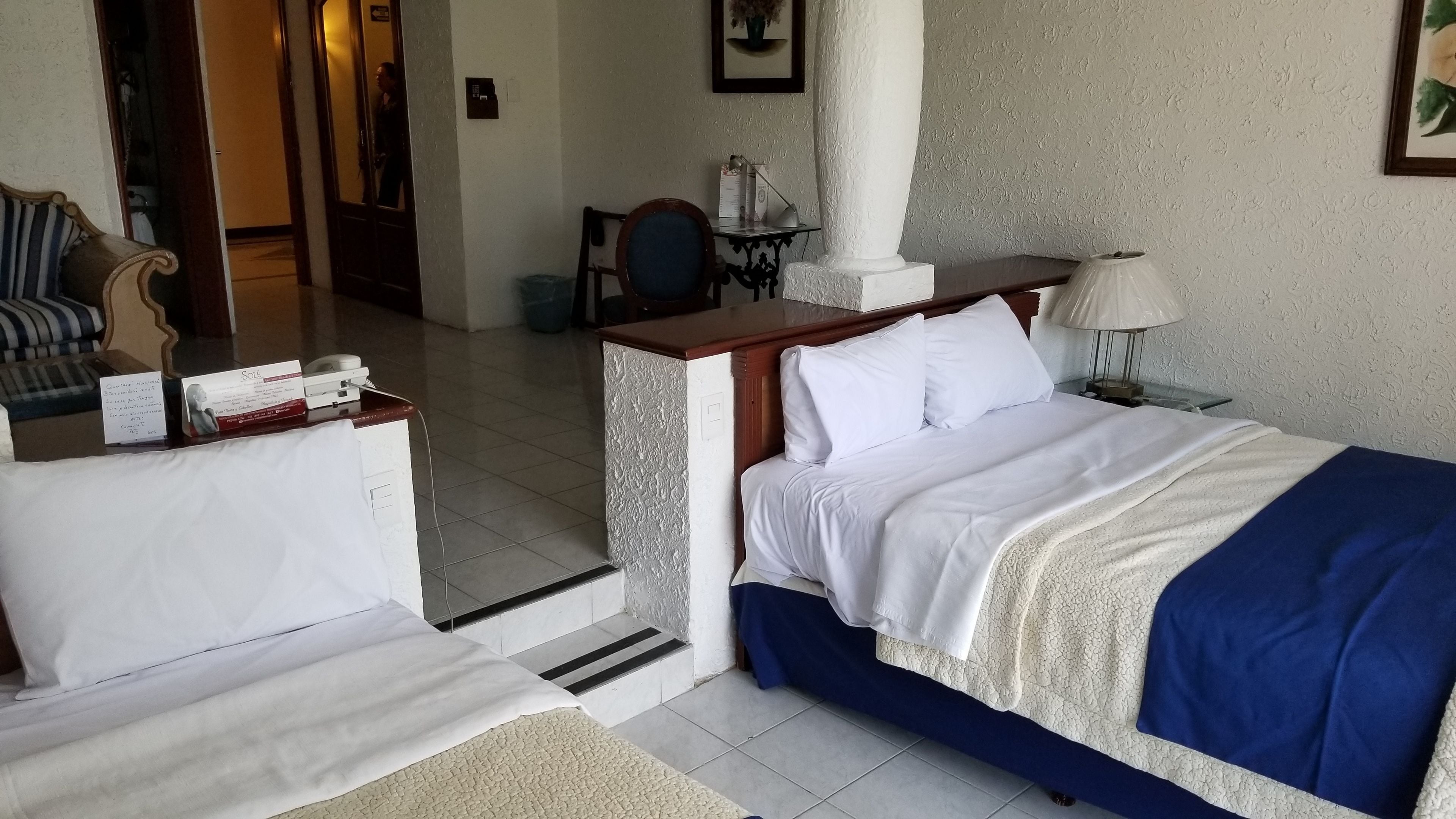 Habitación cuádruple estándar, 2 camas matrimoniales, vista al jardín | Caja de seguridad en la habitación y escritorio 