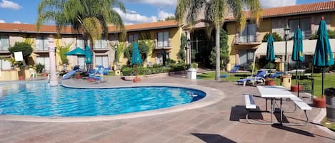 Utendørsbasseng, bassengparasoller og solsenger