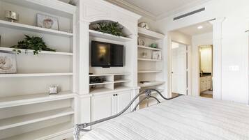 5080 Annunciation Circle, Unit 1205 | 2 bilik tidur, seterika/papan seterika, Wi-fi percuma, cadar katil