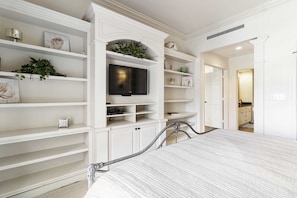 5080 Annunciation Circle, Unit 1205 | 2 soverom, strykejern/-brett, wi-fi (inkludert) og sengetøy