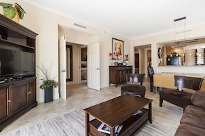 5068 Annunciation Circle, Unit 4304 | Oppholdsområde | Flatskjerm-TV