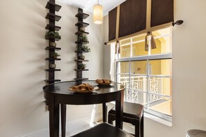 5068 Annunciation Circle, Unit 4304 | Dineren in de kamer