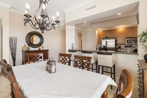 5080 Annunciation Circle, Unit 1206 | Spiseområde på rommet