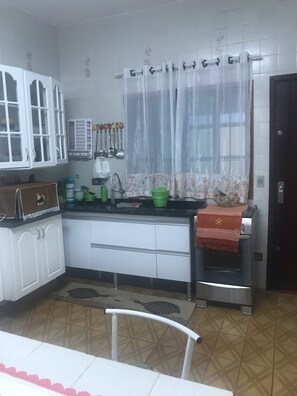 Fridge, microwave, oven, stovetop - HOUSE WITH POOL IN ITANHAÉM (itanhaém)